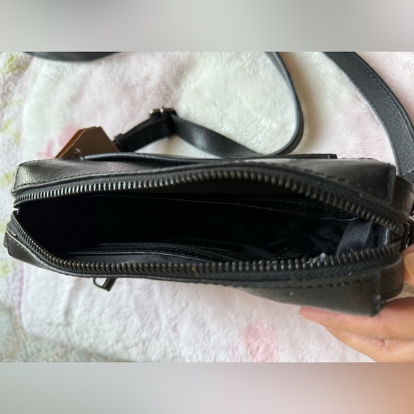 Genicci Black Leather Crossbody Bag - Picture 3 of 8